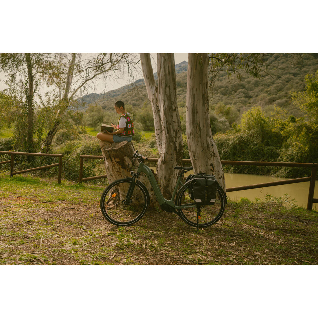 Bicicleta eléctrica trekking motor central cuadro bajo E-Actv 500 Verde - Image 11