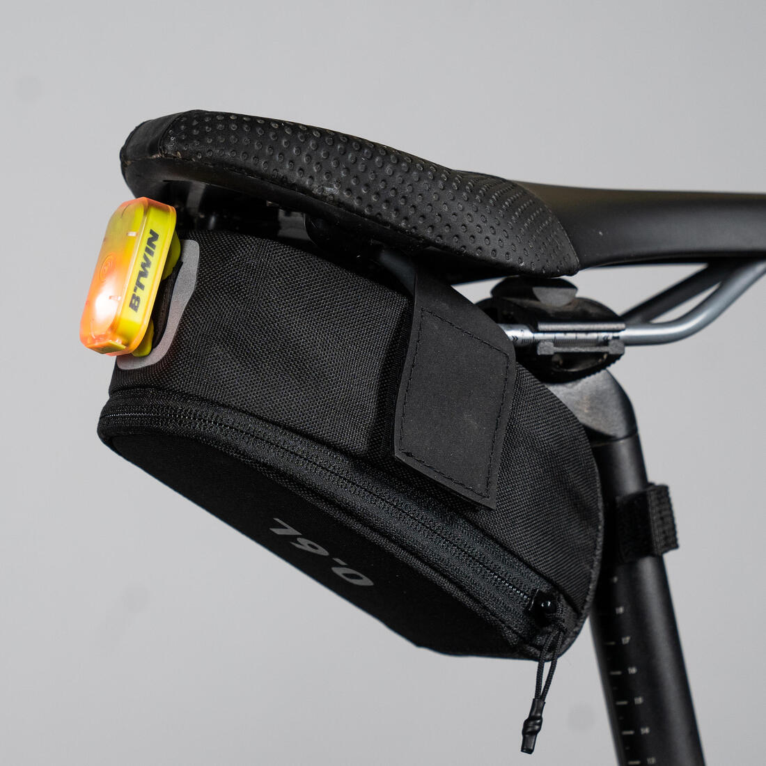 Bolsa sillín bicicleta 0,6 L Easy M negro - Image 5