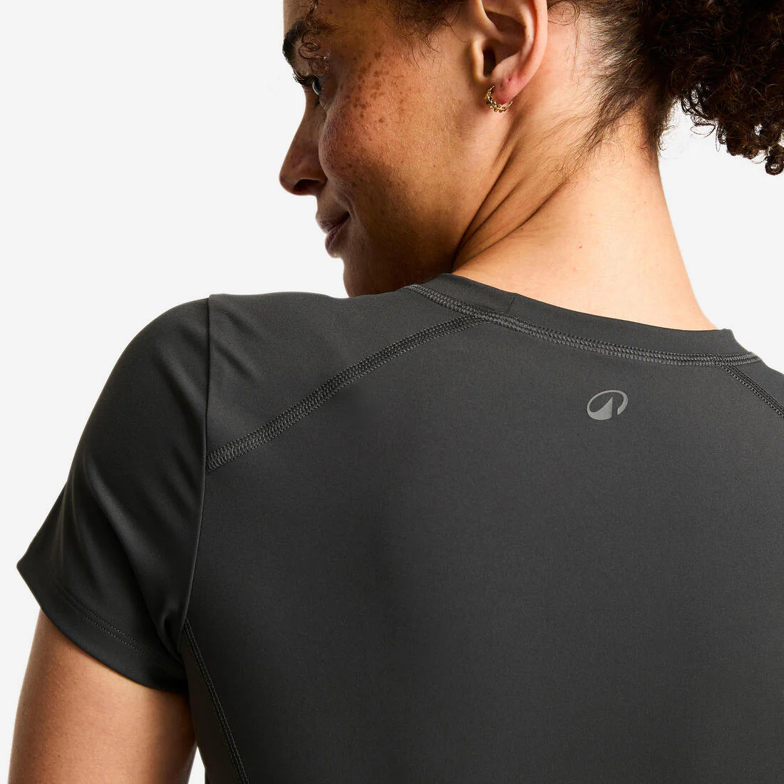 Camiseta Deportiva Mujer Gris Oscuro Manga Corta - Image 4