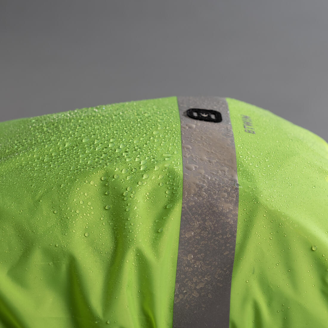 Cubremochila Impermeable Visibilidad Diurna/Nocturna Amarillo Fluorescente - Image 4