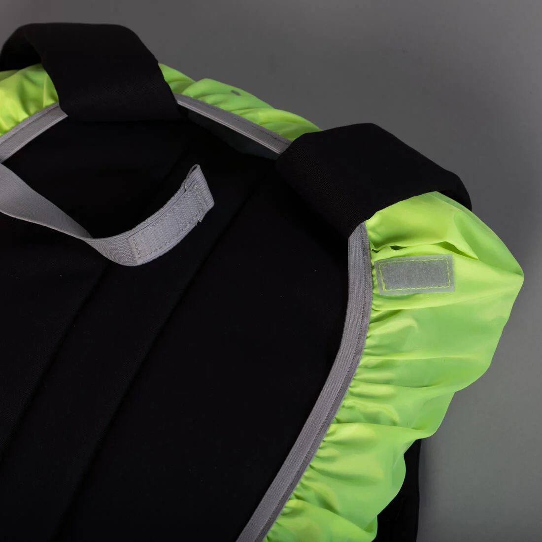 Cubremochila Impermeable Visibilidad Diurna/Nocturna Amarillo Fluorescente - Image 6