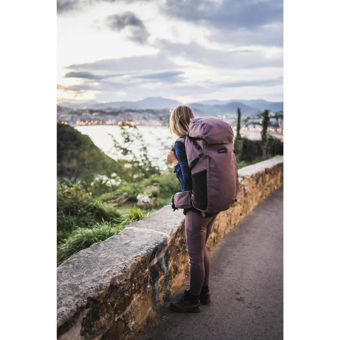 Mochila de montaña y trekking 60+6L Mujer Forclaz Travel 900. Funda impermeable - Image 16