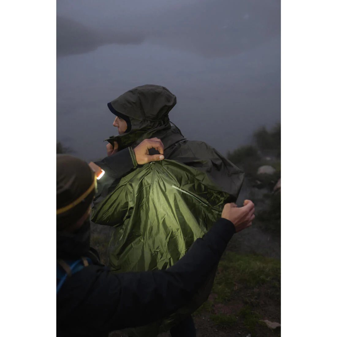 Poncho impermeable de senderismo ajustable 75 L máx - MT900 2.0 - caqui - Image 13
